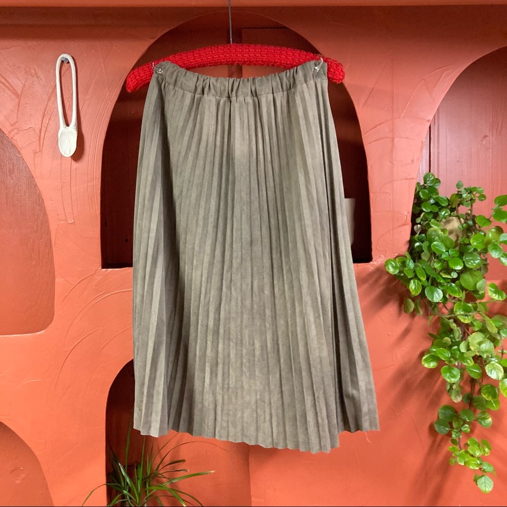 SJS Pleated Skirt in Cappuccino Medium